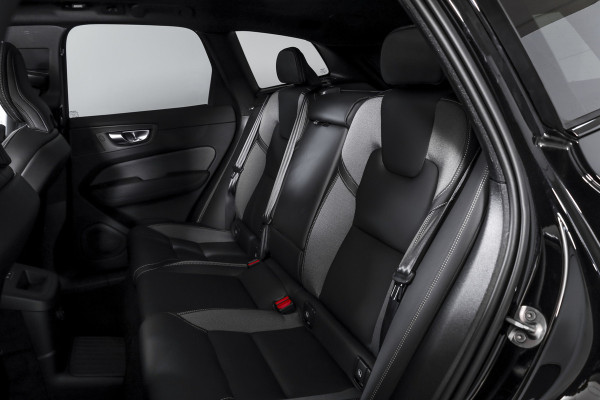 Volvo XC60 2.0 T8 Plug-in hybrid AWD Plus Black Edition | S/K Panodak | Elek. Trekhaak | 360 Camera | Head-Up | Harman/Kardon | Dig.Cockpit | Adapt.Cruise | Stoel-+Stuurverw. | NAV+App.Connect | Auto.Airco | LM 21" | 9971