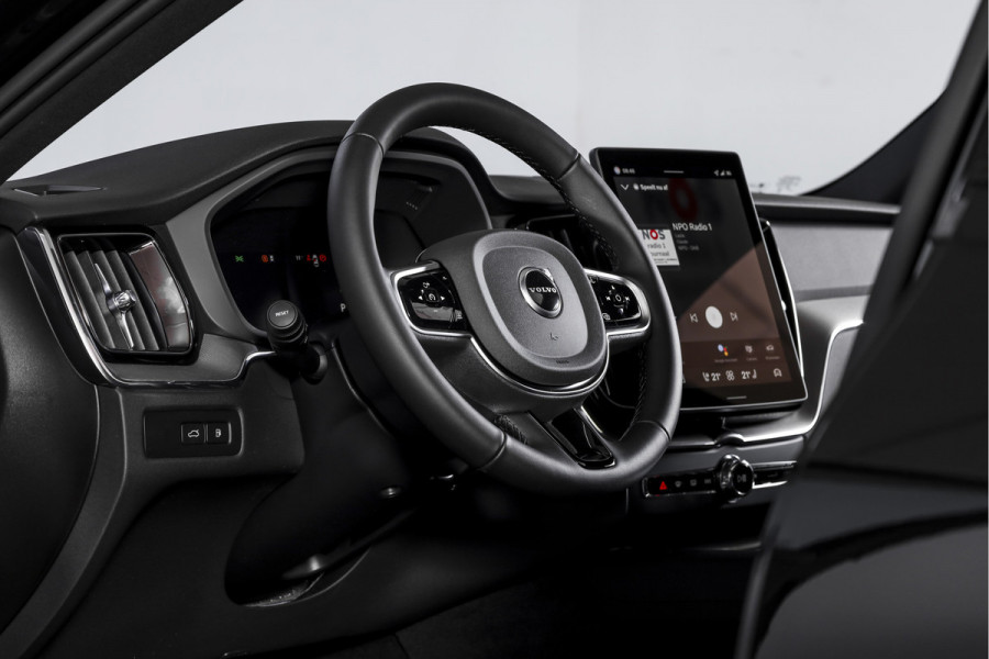 Volvo XC60 2.0 T8 Plug-in hybrid AWD Plus Black Edition | S/K Panodak | Elek. Trekhaak | 360 Camera | Head-Up | Harman/Kardon | Dig.Cockpit | Adapt.Cruise | Stoel-+Stuurverw. | NAV+App.Connect | Auto.Airco | LM 21" | 9971