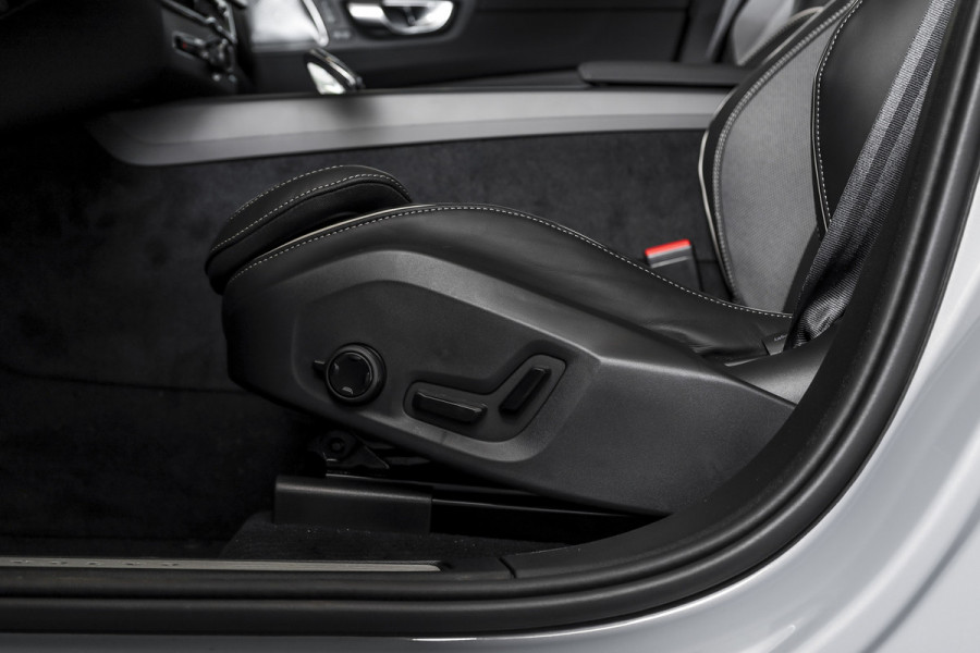 Volvo XC60 2.0 T8 Plug-in hybrid AWD Plus Black Edition | S/K Panodak | Harman/Kardon | Dig.Cockpit | Adapt.Cruise | Stoel-+Stuurverw. | Elek. stoelen | Camera | NAV+App.Connect | ECC | LM 21" | 6030