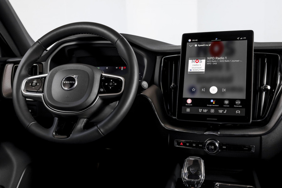 Volvo XC60 2.0 T8 Plug-in hybrid AWD Plus Black Edition | S/K Panodak | Harman/Kardon | Dig.Cockpit | Adapt.Cruise | Stoel-+Stuurverw. | Elek. stoelen | Camera | NAV+App.Connect | ECC | LM 21" | 6030