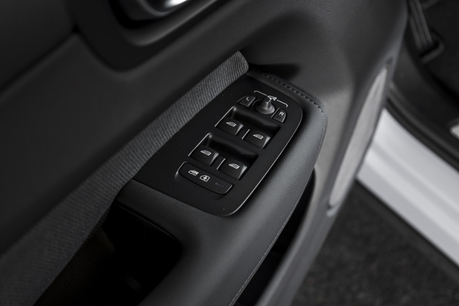 Volvo XC60 2.0 T8 Plug-in hybrid AWD Plus Black Edition | S/K Panodak | Harman/Kardon | Dig.Cockpit | Adapt.Cruise | Stoel-+Stuurverw. | Elek. stoelen | Camera | NAV+App.Connect | ECC | LM 21" | 6030