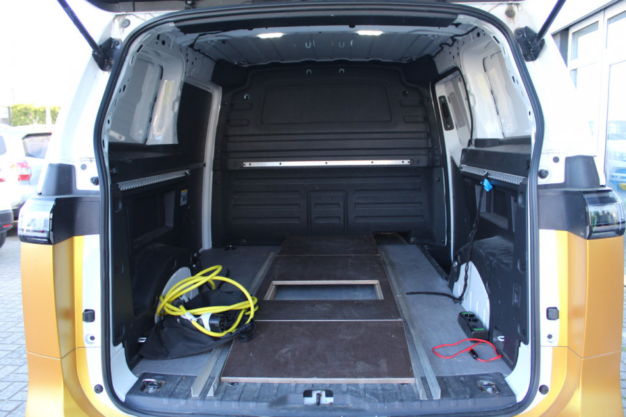 Volkswagen ID. Buzz Cargo 150KW -- 77 kWh acccu WLTP 418KM ✓ SoH 99,4% ✓ 3-zits ✓ navigatie ✓ lm velgen