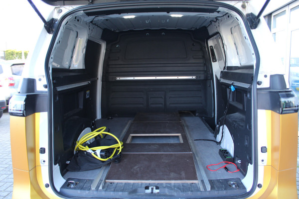 Volkswagen ID. Buzz Cargo 150KW -- 77 kWh acccu WLTP 418KM ✓ SoH 99,4% ✓ 3-zits ✓ navigatie ✓ lm velgen