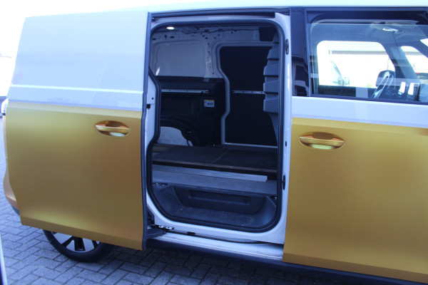 Volkswagen ID. Buzz Cargo 150KW -- 77 kWh acccu WLTP 418KM ✓ SoH 99,4% ✓ 3-zits ✓ navigatie ✓ lm velgen