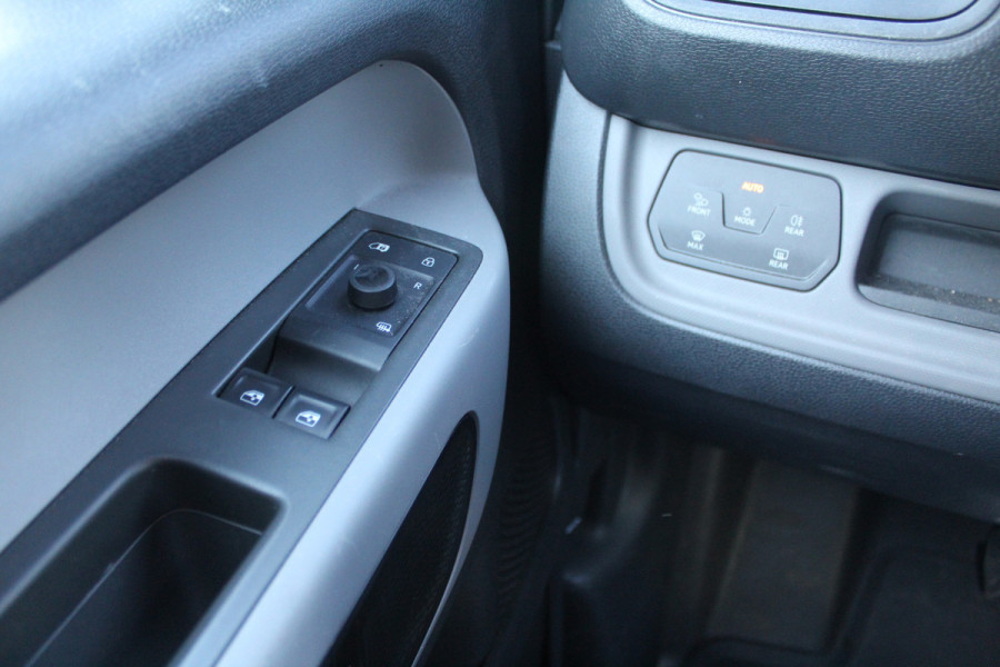 Volkswagen ID. Buzz Cargo 150KW -- 77 kWh acccu WLTP 418KM ✓ SoH 99,4% ✓ 3-zits ✓ navigatie ✓ lm velgen