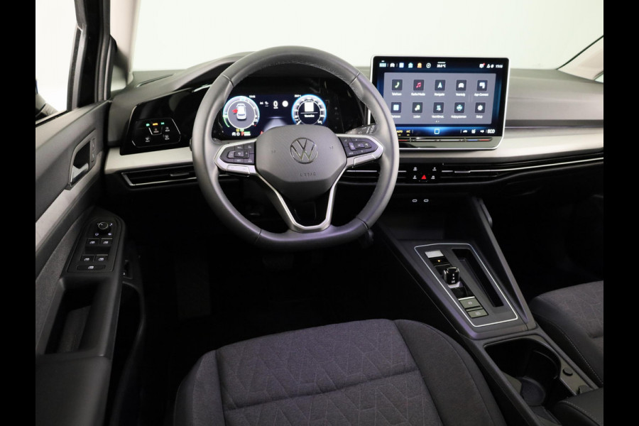 Volkswagen Golf 1.5 eHybrid Life Edition 204 pk Automaat (DSG) | Verlengde garantie | Navigatie via App | Panoramadak | Parkeersensoren (Park assist) | Achteruitrijcamera |