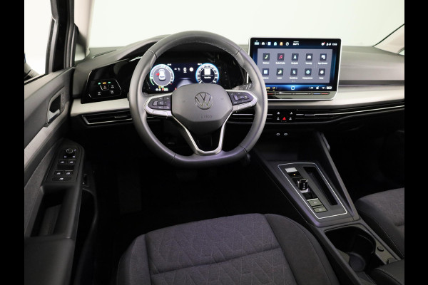 Volkswagen Golf 1.5 eHybrid Life Edition 204 pk Automaat (DSG) | Verlengde garantie | Navigatie via App | Panoramadak | Parkeersensoren (Park assist) | Achteruitrijcamera |
