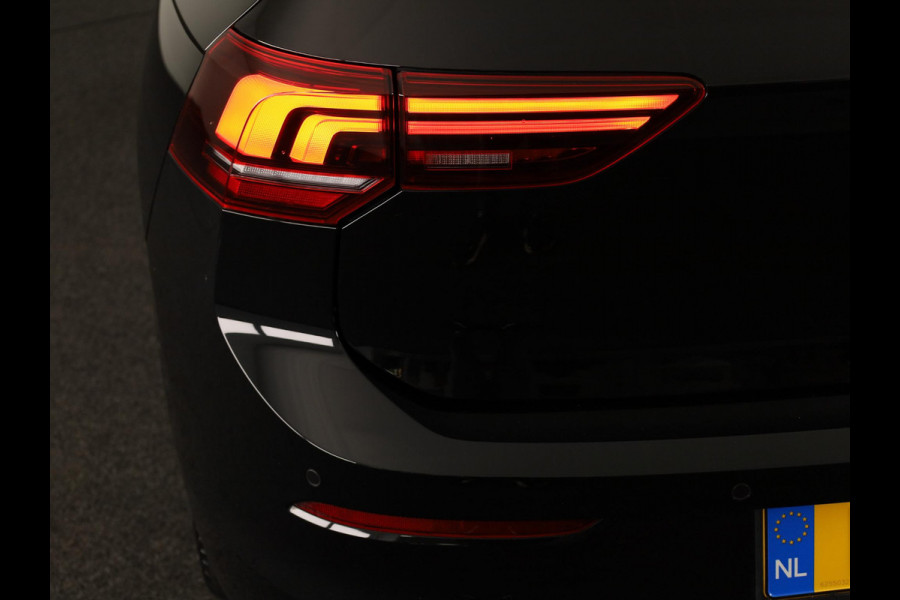 Volkswagen Golf 1.5 eHybrid Life Edition 204 pk Automaat (DSG) | Verlengde garantie | Navigatie via App | Panoramadak | Parkeersensoren (Park assist) | Achteruitrijcamera |