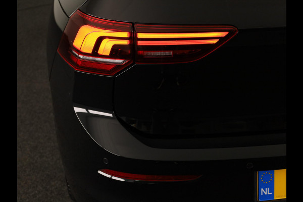 Volkswagen Golf 1.5 eHybrid Life Edition 204 pk Automaat (DSG) | Verlengde garantie | Navigatie via App | Panoramadak | Parkeersensoren (Park assist) | Achteruitrijcamera |