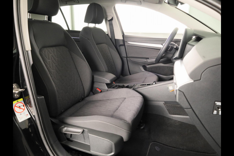 Volkswagen Golf 1.5 eHybrid Life Edition 204 pk Automaat (DSG) | Verlengde garantie | Navigatie via App | Panoramadak | Parkeersensoren (Park assist) | Achteruitrijcamera |