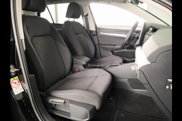 Volkswagen Golf 1.5 eHybrid Life Edition 204 pk Automaat (DSG) | Verlengde garantie | Navigatie via App | Panoramadak | Parkeersensoren (Park assist) | Achteruitrijcamera |