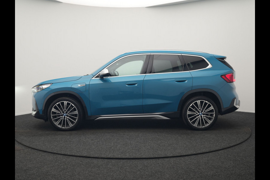 BMW X1 xDrive30e X Line PHEV 327pk Dealer O.H. | 20" Individual | Camera | Lederen Sportstoelen & Stuur Verwarmd | Sfeerverlichting | Apple Carplay | Blis | Keyless | Navigatie | DAB | Cruise Control | 20"L.M | Plug In Hybrid |