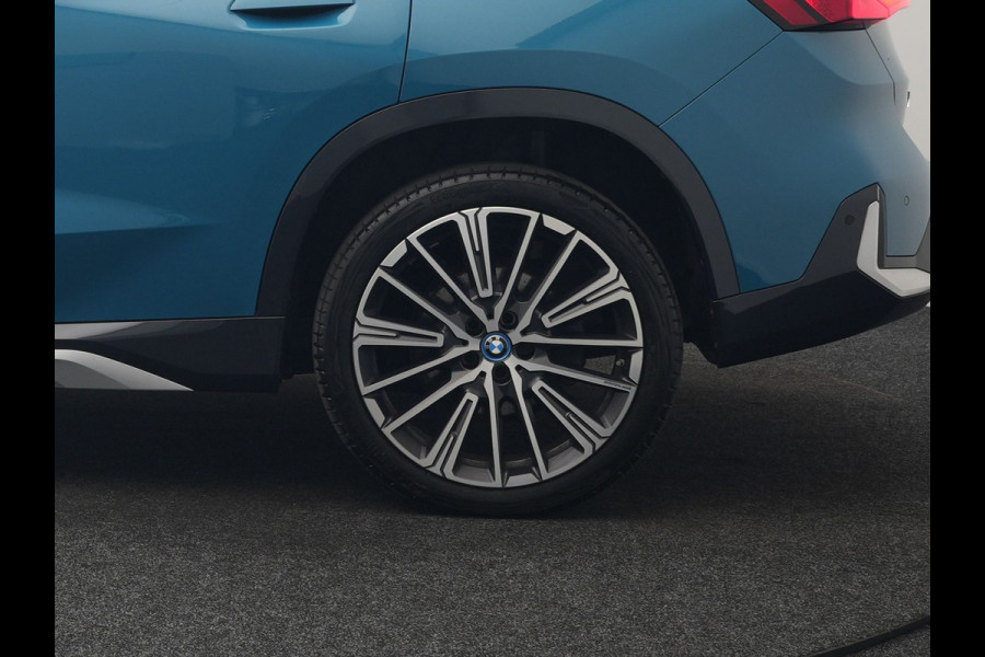 BMW X1 xDrive30e X Line PHEV 327pk Dealer O.H. | 20" Individual | Camera | Lederen Sportstoelen & Stuur Verwarmd | Sfeerverlichting | Apple Carplay | Blis | Keyless | Navigatie | DAB | Cruise Control | 20"L.M | Plug In Hybrid |