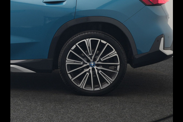 BMW X1 xDrive30e X Line PHEV 327pk Dealer O.H. | 20" Individual | Camera | Lederen Sportstoelen & Stuur Verwarmd | Sfeerverlichting | Apple Carplay | Blis | Keyless | Navigatie | DAB | Cruise Control | 20"L.M | Plug In Hybrid |