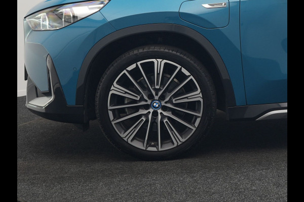 BMW X1 xDrive30e X Line PHEV 327pk Dealer O.H. | 20" Individual | Camera | Lederen Sportstoelen & Stuur Verwarmd | Sfeerverlichting | Apple Carplay | Blis | Keyless | Navigatie | DAB | Cruise Control | 20"L.M | Plug In Hybrid |