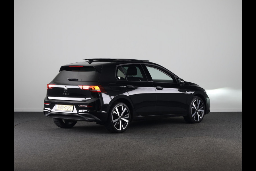 Volkswagen Golf 1.5 eHybrid Life Edition 204 pk Automaat (DSG) | Verlengde garantie | Navigatie via App | Panoramadak | Parkeersensoren (Park assist) | Achteruitrijcamera |