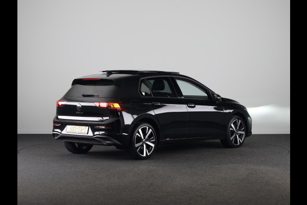 Volkswagen Golf 1.5 eHybrid Life Edition 204 pk Automaat (DSG) | Verlengde garantie | Navigatie via App | Panoramadak | Parkeersensoren (Park assist) | Achteruitrijcamera |