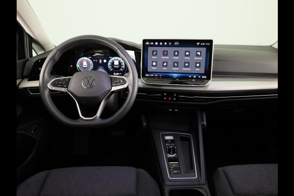 Volkswagen Golf 1.5 eHybrid Life Edition 204 pk Automaat (DSG) | Verlengde garantie | Navigatie via App | Panoramadak | Parkeersensoren (Park assist) | Achteruitrijcamera |