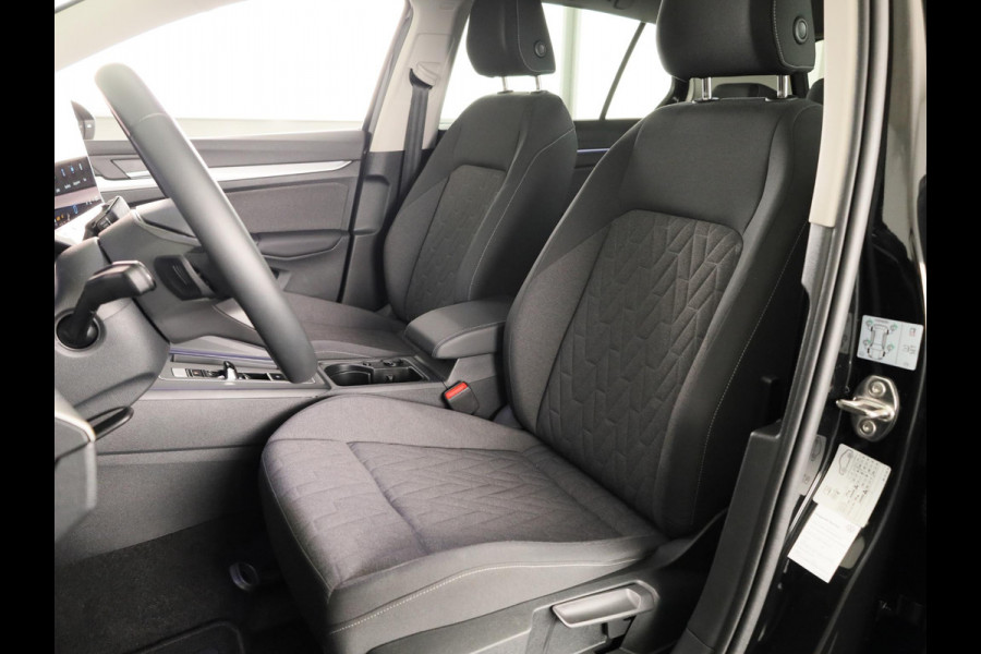 Volkswagen Golf 1.5 eHybrid Life Edition 204 pk Automaat (DSG) | Verlengde garantie | Navigatie via App | Panoramadak | Parkeersensoren (Park assist) | Achteruitrijcamera |