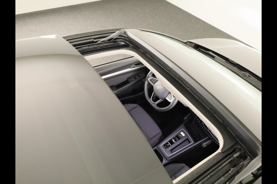 Volkswagen Golf 1.5 eHybrid Life Edition 204 pk Automaat (DSG) | Verlengde garantie | Navigatie via App | Panoramadak | Parkeersensoren (Park assist) | Achteruitrijcamera |