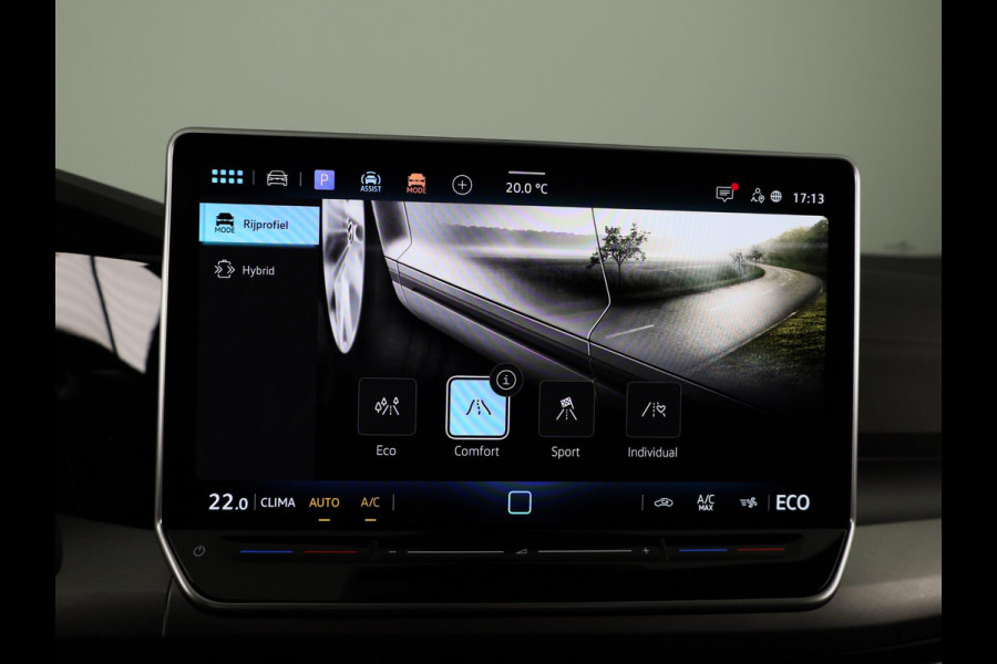 Volkswagen Golf 1.5 eHybrid Life Edition 204 pk Automaat (DSG) | Verlengde garantie | Navigatie via App | Panoramadak | Parkeersensoren (Park assist) | Achteruitrijcamera |