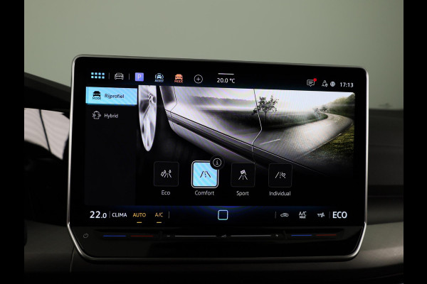 Volkswagen Golf 1.5 eHybrid Life Edition 204 pk Automaat (DSG) | Verlengde garantie | Navigatie via App | Panoramadak | Parkeersensoren (Park assist) | Achteruitrijcamera |