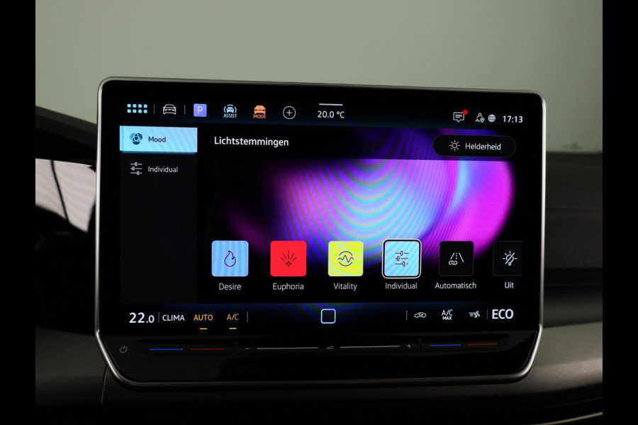 Volkswagen Golf 1.5 eHybrid Life Edition 204 pk Automaat (DSG) | Verlengde garantie | Navigatie via App | Panoramadak | Parkeersensoren (Park assist) | Achteruitrijcamera |