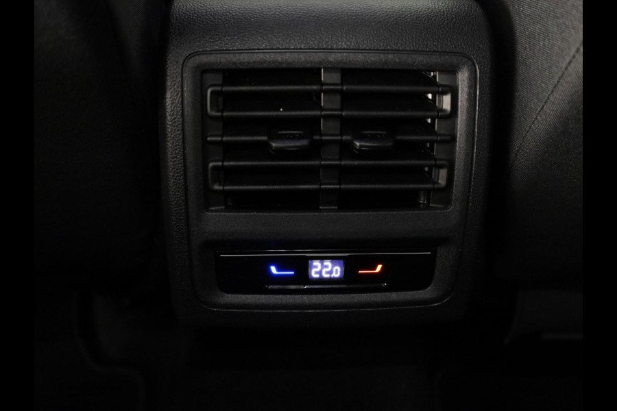 Volkswagen Golf 1.5 eHybrid Life Edition 204 pk Automaat (DSG) | Verlengde garantie | Navigatie via App | Panoramadak | Parkeersensoren (Park assist) | Achteruitrijcamera |