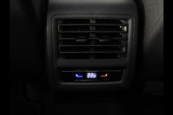 Volkswagen Golf 1.5 eHybrid Life Edition 204 pk Automaat (DSG) | Verlengde garantie | Navigatie via App | Panoramadak | Parkeersensoren (Park assist) | Achteruitrijcamera |