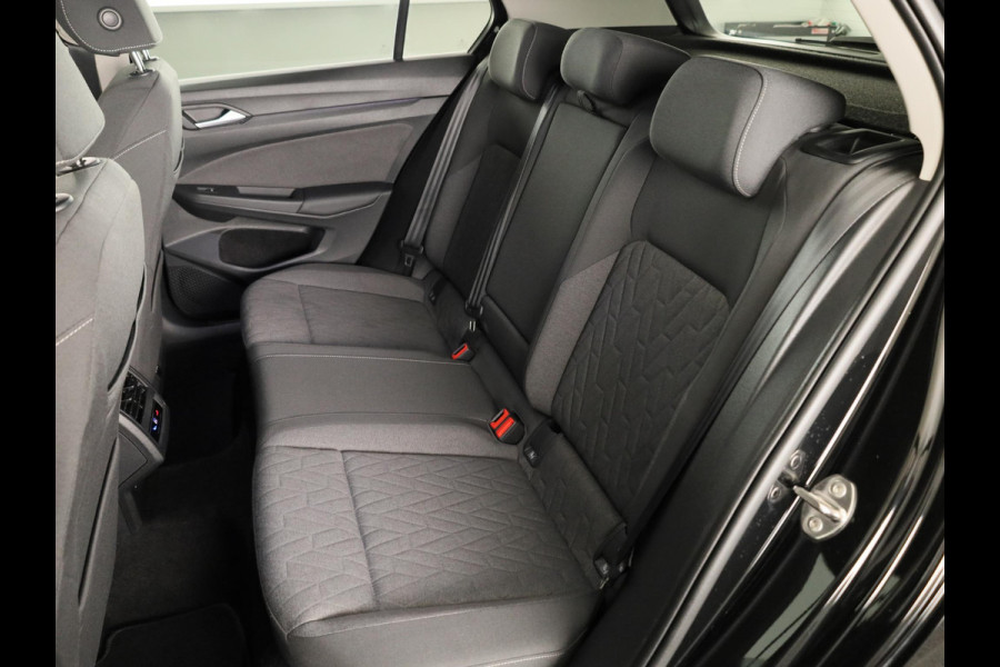 Volkswagen Golf 1.5 eHybrid Life Edition 204 pk Automaat (DSG) | Verlengde garantie | Navigatie via App | Panoramadak | Parkeersensoren (Park assist) | Achteruitrijcamera |