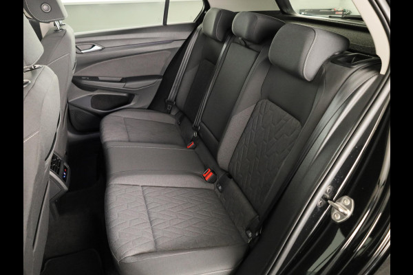 Volkswagen Golf 1.5 eHybrid Life Edition 204 pk Automaat (DSG) | Verlengde garantie | Navigatie via App | Panoramadak | Parkeersensoren (Park assist) | Achteruitrijcamera |