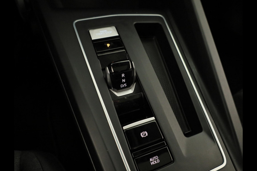 Volkswagen Golf 1.5 eHybrid Life Edition 204 pk Automaat (DSG) | Verlengde garantie | Navigatie via App | Panoramadak | Parkeersensoren (Park assist) | Achteruitrijcamera |