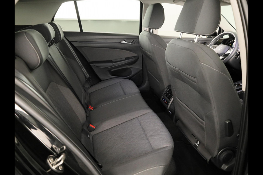Volkswagen Golf 1.5 eHybrid Life Edition 204 pk Automaat (DSG) | Verlengde garantie | Navigatie via App | Panoramadak | Parkeersensoren (Park assist) | Achteruitrijcamera |