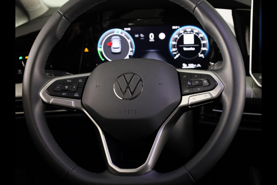 Volkswagen Golf 1.5 eHybrid Life Edition 204 pk Automaat (DSG) | Verlengde garantie | Navigatie via App | Panoramadak | Parkeersensoren (Park assist) | Achteruitrijcamera |