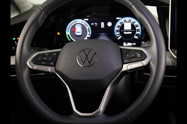 Volkswagen Golf 1.5 eHybrid Life Edition 204 pk Automaat (DSG) | Verlengde garantie | Navigatie via App | Panoramadak | Parkeersensoren (Park assist) | Achteruitrijcamera |