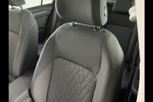 Volkswagen Golf 1.5 eHybrid Life Edition 204 pk Automaat (DSG) | Verlengde garantie | Navigatie via App | Panoramadak | Parkeersensoren (Park assist) | Achteruitrijcamera |