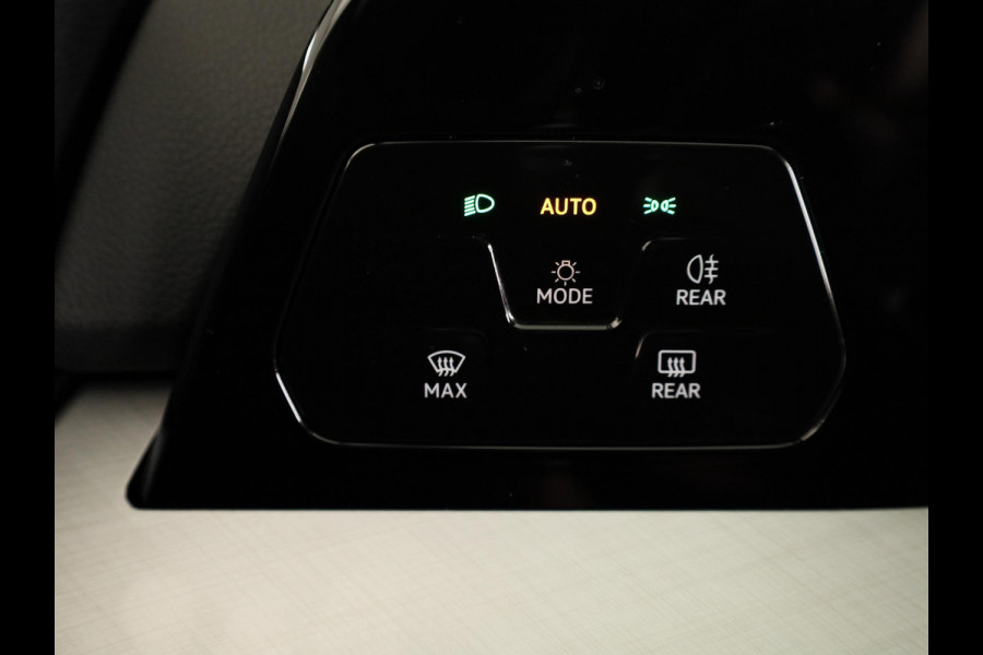 Volkswagen Golf 1.5 eHybrid Life Edition 204 pk Automaat (DSG) | Verlengde garantie | Navigatie via App | Panoramadak | Parkeersensoren (Park assist) | Achteruitrijcamera |