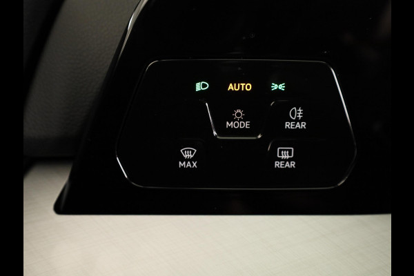 Volkswagen Golf 1.5 eHybrid Life Edition 204 pk Automaat (DSG) | Verlengde garantie | Navigatie via App | Panoramadak | Parkeersensoren (Park assist) | Achteruitrijcamera |