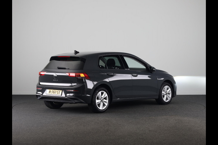 Volkswagen Golf 1.0 eTSI Life Business 110PK | Stuurwielverwarming | IQ light | Parkeersensoren |