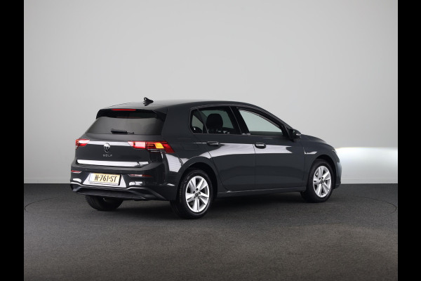 Volkswagen Golf 1.0 eTSI Life Business 110PK | Stuurwielverwarming | IQ light | Parkeersensoren |