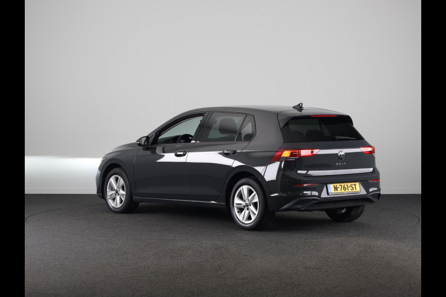 Volkswagen Golf 1.0 eTSI Life Business 110PK | Stuurwielverwarming | IQ light | Parkeersensoren |