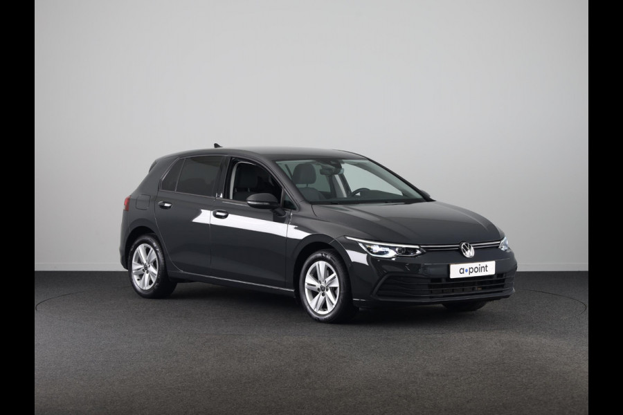 Volkswagen Golf 1.0 eTSI Life Business 110PK | Stuurwielverwarming | IQ light | Parkeersensoren |