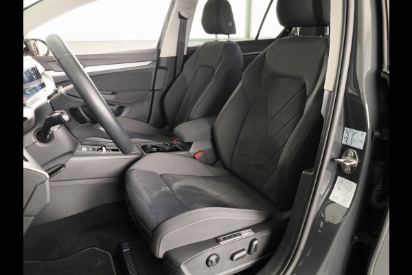 Volkswagen Golf 1.0 eTSI Life Business 110PK | Stuurwielverwarming | IQ light | Parkeersensoren |