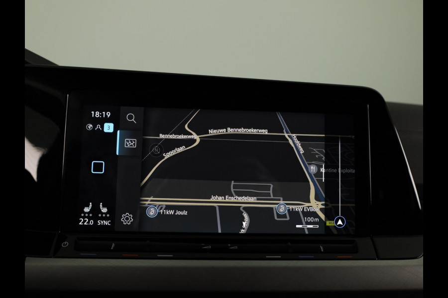 Volkswagen Golf 1.0 eTSI Life Business 110PK | Stuurwielverwarming | IQ light | Parkeersensoren |