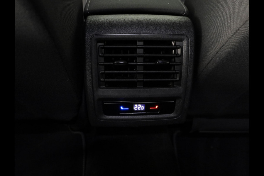 Volkswagen Golf 1.0 eTSI Life Business 110PK | Stuurwielverwarming | IQ light | Parkeersensoren |