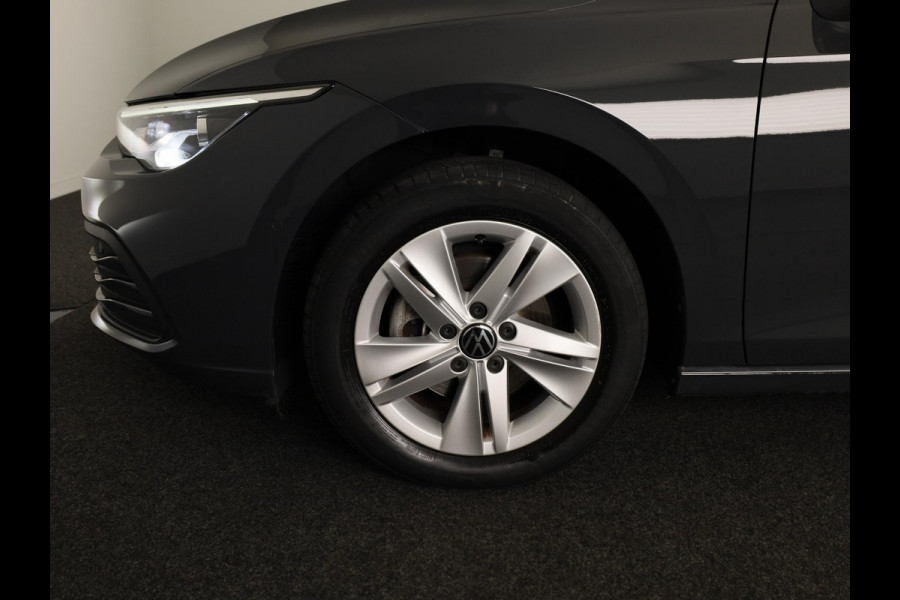 Volkswagen Golf 1.0 eTSI Life Business 110PK | Stuurwielverwarming | IQ light | Parkeersensoren |