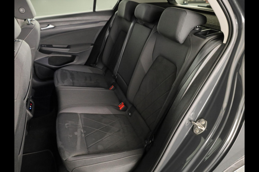 Volkswagen Golf 1.0 eTSI Life Business 110PK | Stuurwielverwarming | IQ light | Parkeersensoren |