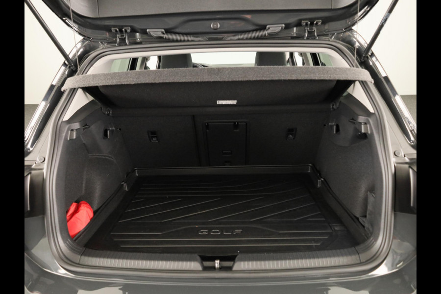 Volkswagen Golf 1.0 eTSI Life Business 110PK | Stuurwielverwarming | IQ light | Parkeersensoren |