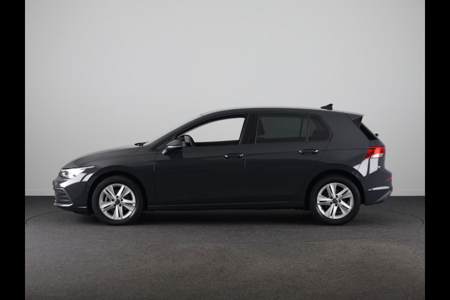 Volkswagen Golf 1.0 eTSI Life Business 110PK | Stuurwielverwarming | IQ light | Parkeersensoren |