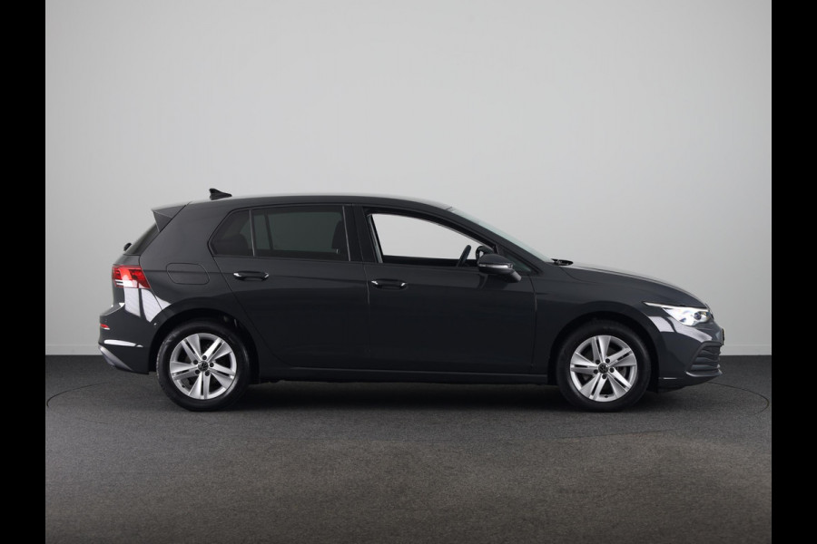 Volkswagen Golf 1.0 eTSI Life Business 110PK | Stuurwielverwarming | IQ light | Parkeersensoren |